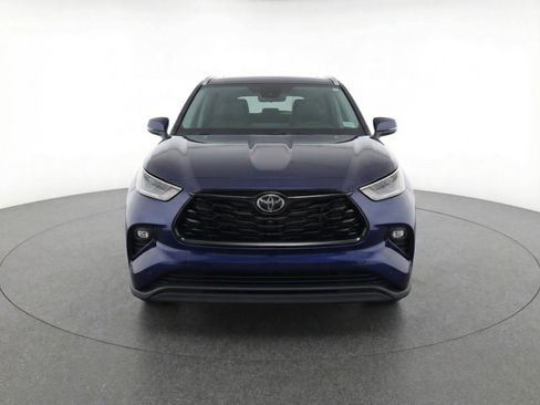 Used 2024 Toyota Highlander XSE FWD image 2