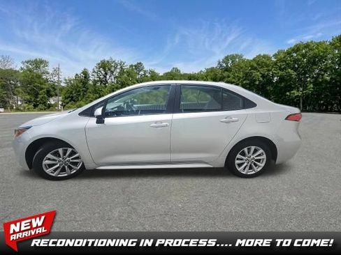Used 2025 Toyota Corolla LE w/ LE Premium Package FWD image 1