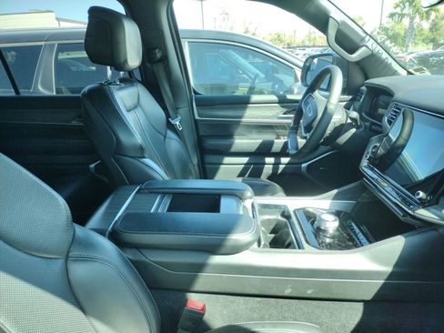 Used 2024 Jeep Wagoneer L Series II image 4