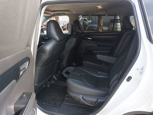 Used 2023 Toyota Highlander XLE FWD image 16