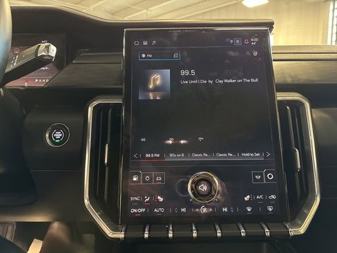 Used 2025 GMC Acadia Elevation image 13