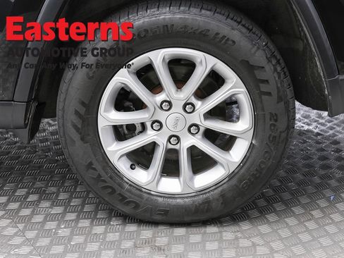 Used 2021 Jeep Grand Cherokee Laredo AWD/4WD image 8