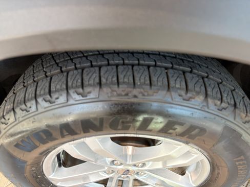 Used 2022 Ford Explorer XLT image 10