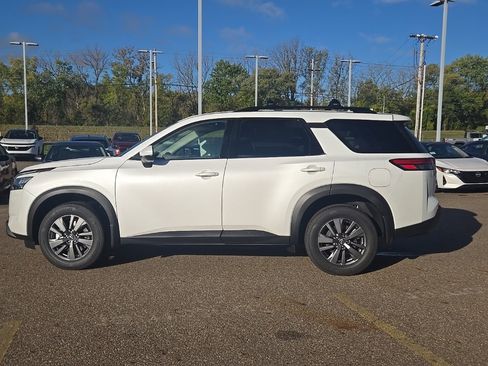 New 2025 Nissan Pathfinder SV w/ Black Appearance Package image 4