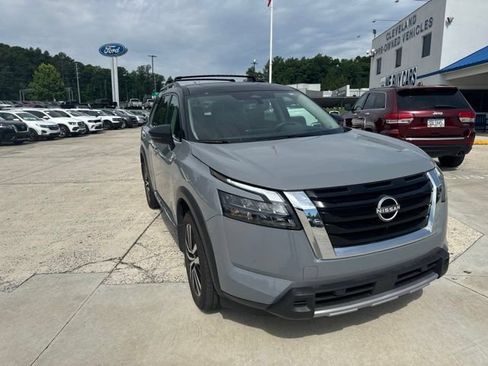 Used 2025 Nissan Pathfinder Platinum FWD image 2