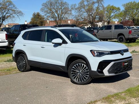 New 2026 Volkswagen Taos SE FWD image 3