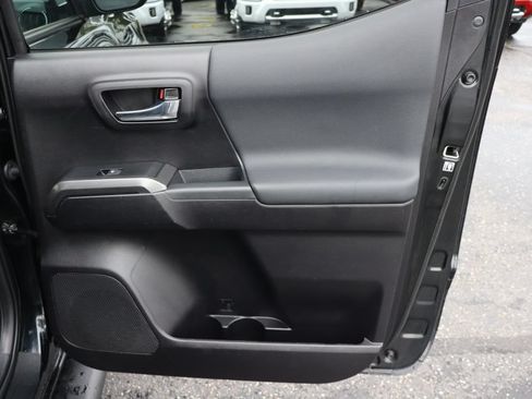 Used 2020 Toyota Tacoma TRD Off-Road AWD/4WD image 27