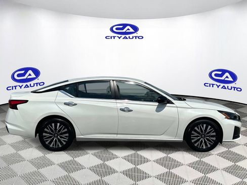 Used 2025 Nissan Altima 2.5 SV FWD image 2