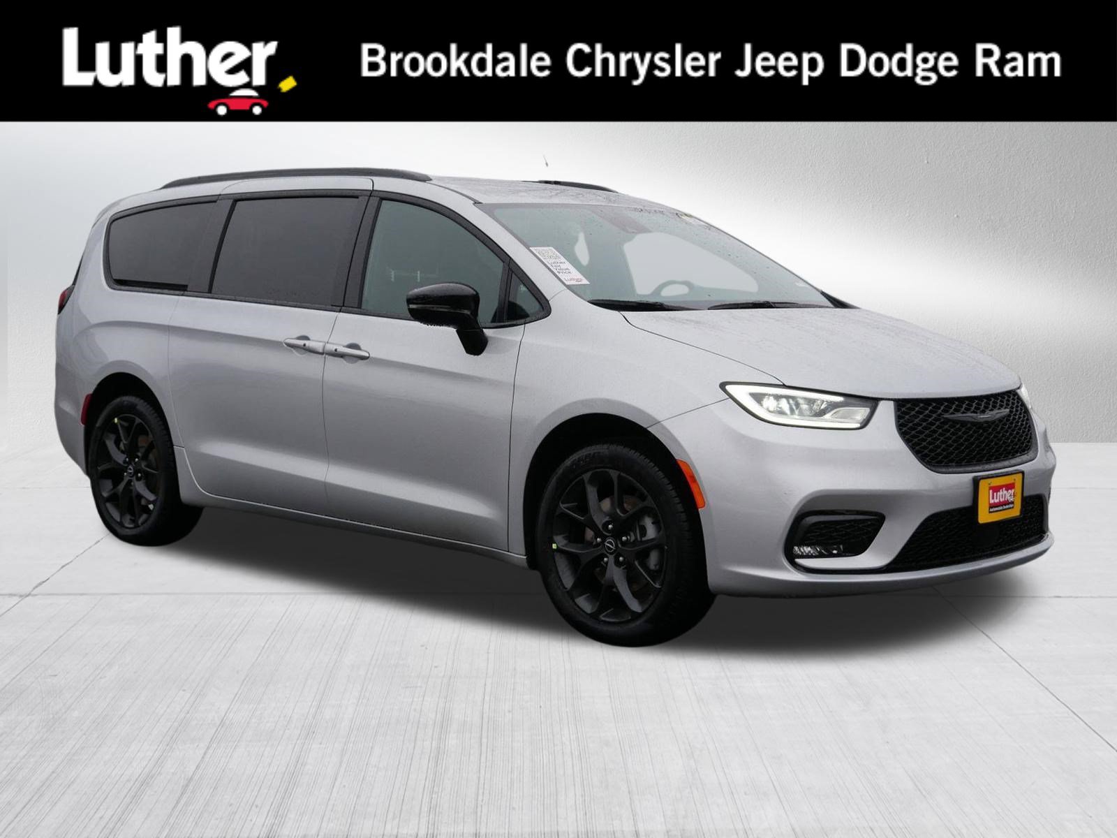 New 2026 Chrysler Pacifica Select w/ S Appearance Package AWD/4WD image 1