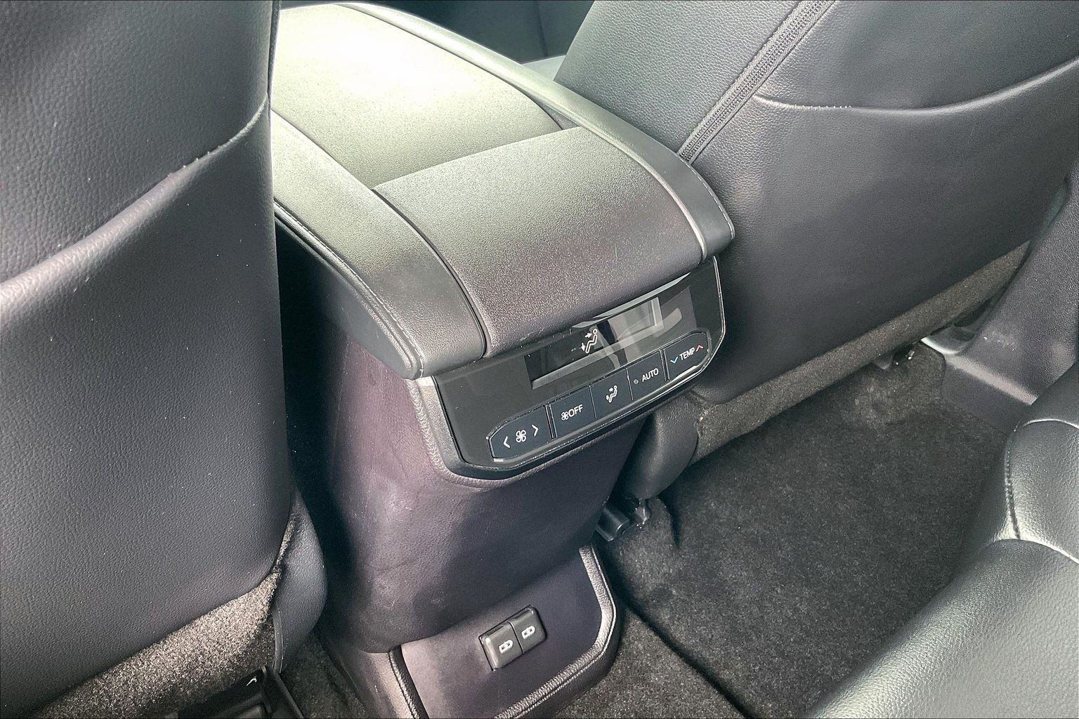 Used 2024 Toyota Highlander XLE AWD/4WD image 41