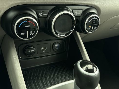 Used 2021 Hyundai Venue SEL image 19