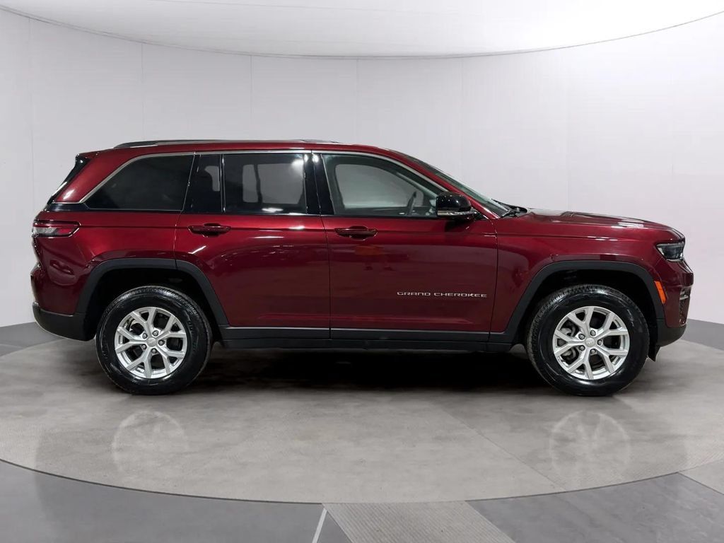 Used 2023 Jeep Grand Cherokee Limited AWD/4WD image 2