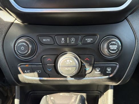 Certified 2021 Jeep Cherokee Latitude Lux w/ Comfort/Convenience Group image 23