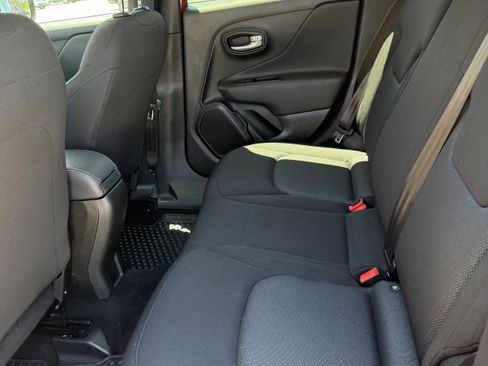 Used 2023 Jeep Renegade Latitude AWD/4WD image 11