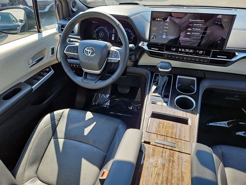 Used 2025 Toyota Sienna Platinum AWD/4WD image 10