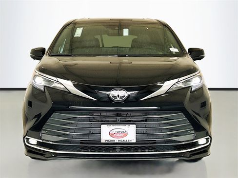 New 2026 Toyota Sienna Platinum image 2