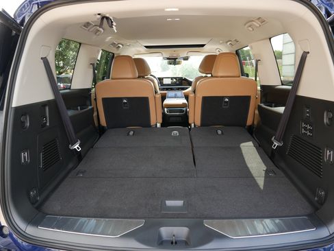 Certified 2025 INFINITI QX80 Sensory image 18