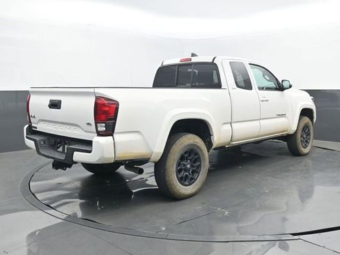 Used 2022 Toyota Tacoma SR5 w/ Technology Package image 6