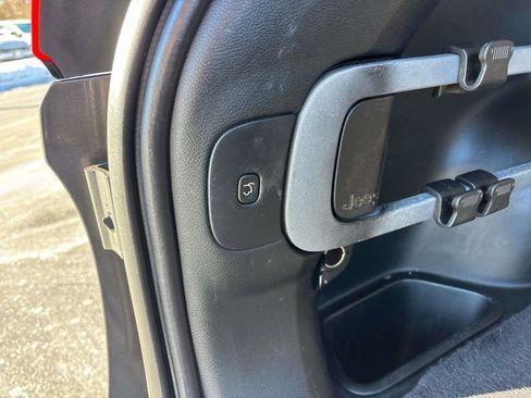 Used 2018 Jeep Cherokee Limited image 12