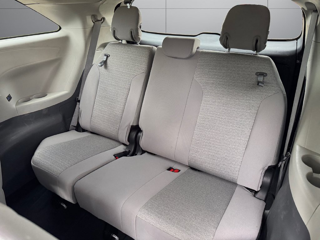 Used 2023 Toyota Sienna LE AWD/4WD image 16