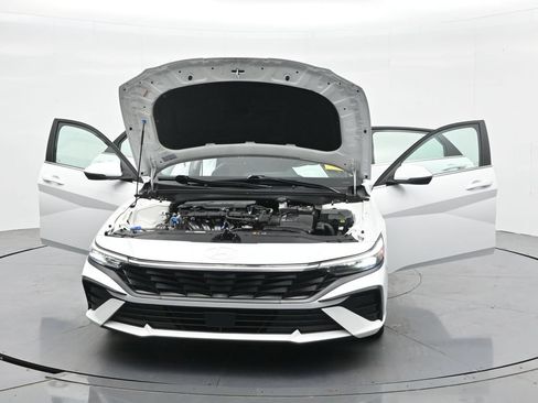 Used 2025 Hyundai Elantra Limited FWD image 39