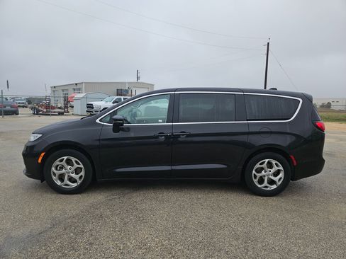 Used 2024 Chrysler Pacifica Limited image 6