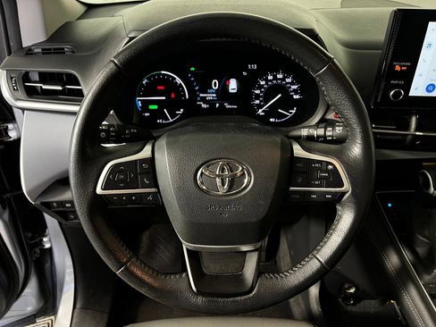 Used 2025 Toyota Sienna XLE FWD image 9