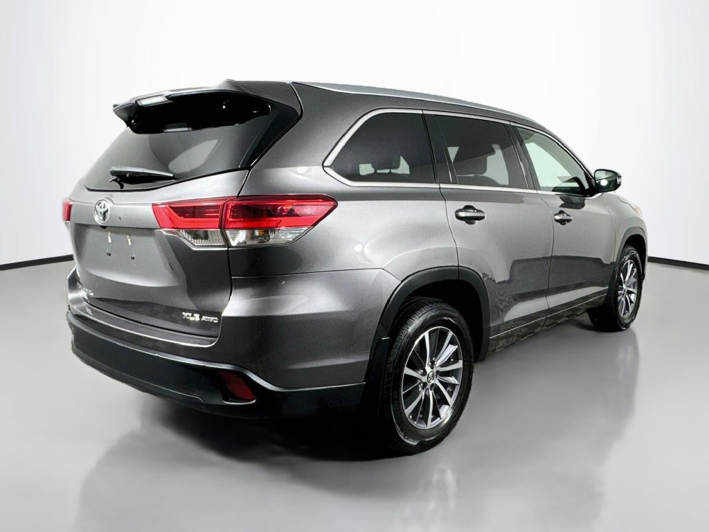 Used 2017 Toyota Highlander XLE w/ Carpet Mat Package AWD/4WD image 8