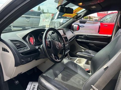 Used 2019 Dodge Grand Caravan SXT FWD image 14