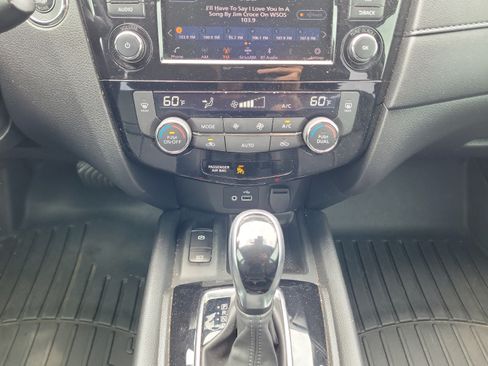 Used 2019 Nissan Rogue SV w/ Premium Package FWD image 14