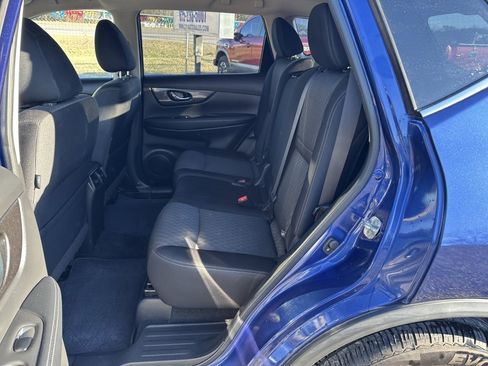 Used 2019 Nissan Rogue SV w/ Premium Package image 17