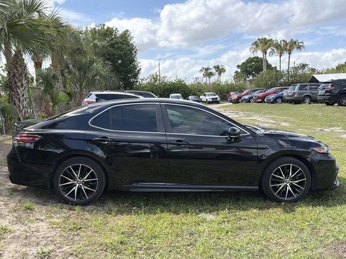 Used 2022 Toyota Camry SE image 3
