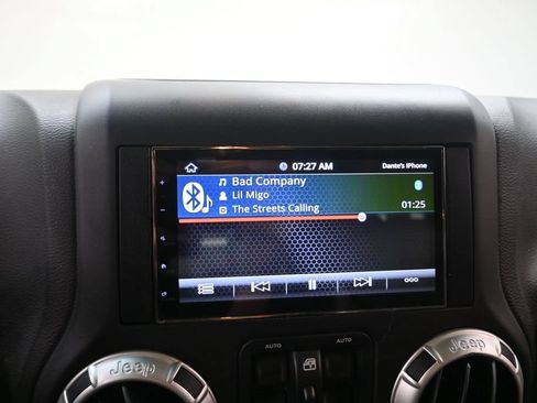 Used 2017 Jeep Wrangler Unlimited Rubicon w/ Connectivity Group AWD/4WD image 11
