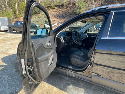 Used 2019 Jeep Cherokee Latitude Plus w/ Cold Weather Group AWD/4WD image 8