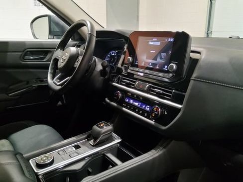 Used 2024 Nissan Pathfinder SV AWD/4WD image 17