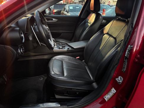 Used 2017 Alfa Romeo Giulia w/ Sport Appearance Package image 31