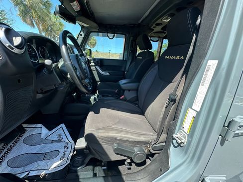 Used 2014 Jeep Wrangler Unlimited Sahara w/ Connectivity Group AWD/4WD image 32