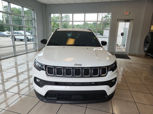 Used 2023 Jeep Compass Latitude w/ Sun and Sound Group AWD/4WD image 3