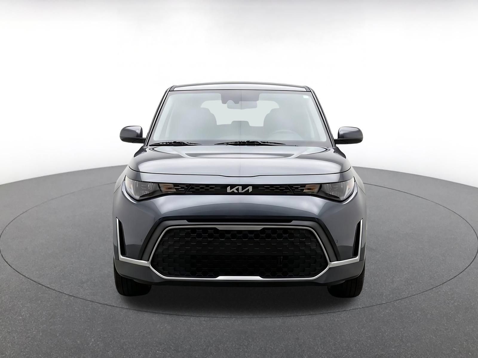 Used 2025 Kia Soul LX w/ LX Technology Package FWD image 2