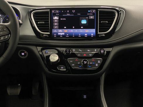 New 2026 Chrysler Pacifica Limited w/ S Appearance Package AWD/4WD image 9
