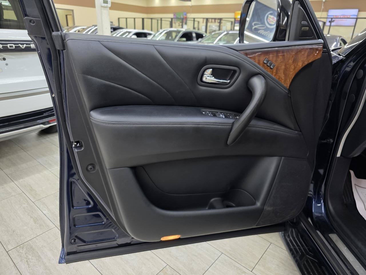 Used 2015 INFINITI QX80 4WD w/ Deluxe Technology Package image 42