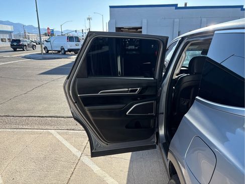 Used 2024 Kia Telluride LX FWD image 11