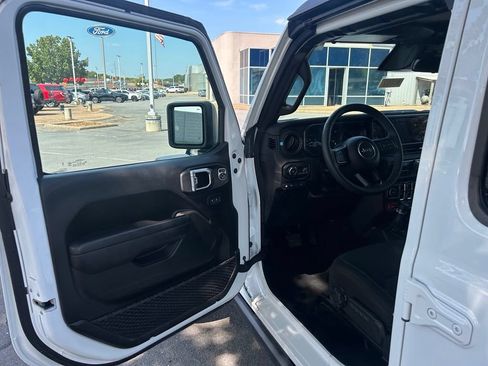 Used 2025 Jeep Wrangler Unlimited Rubicon 4xe w/ Convenience Group AWD/4WD image 9