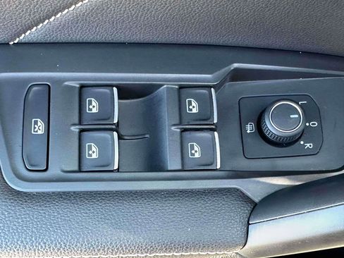 Used 2023 Volkswagen Tiguan SE AWD/4WD image 13