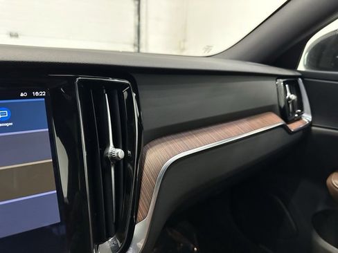 Used 2023 Volvo V60 B5 Cross Country Plus image 20