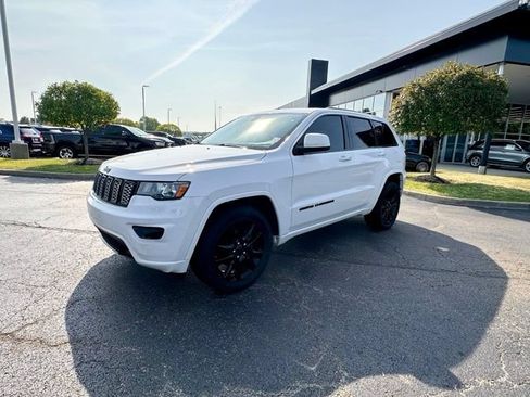 Used 2019 Jeep Grand Cherokee Altitude AWD/4WD image 3