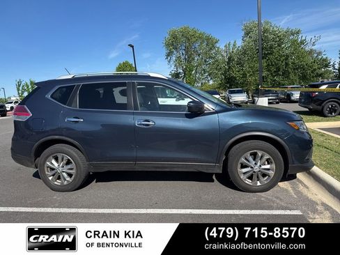 Used 2016 Nissan Rogue SV image 3