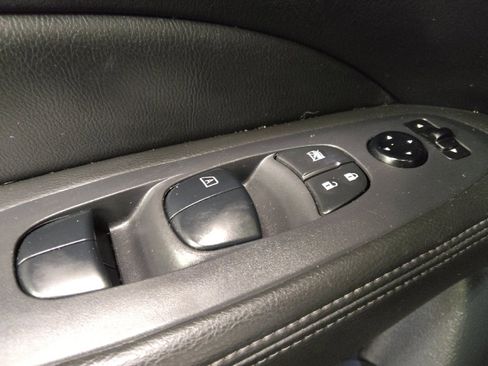 Used 2020 Nissan Pathfinder S image 27