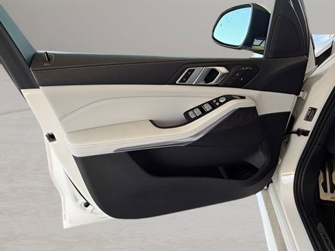 Used 2024 BMW X7 xDrive40i w/ M Sport Package image 23