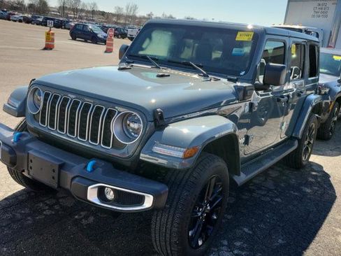 Used 2024 Jeep Wrangler Unlimited Sahara AWD/4WD image 5